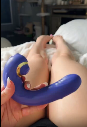 Twitter@Hannah25964974 |  Vibrator #100276222-1